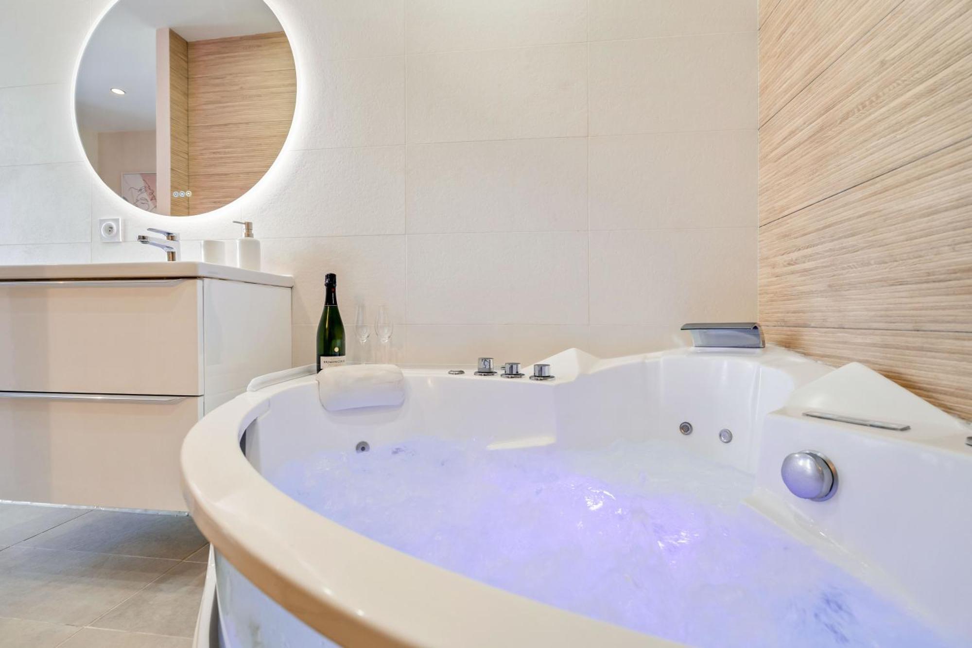 Nice Renting - Love Room Massena - Luxe Room - Jacuzzi - Terrace - King Bed - Ac Kültér fotó
