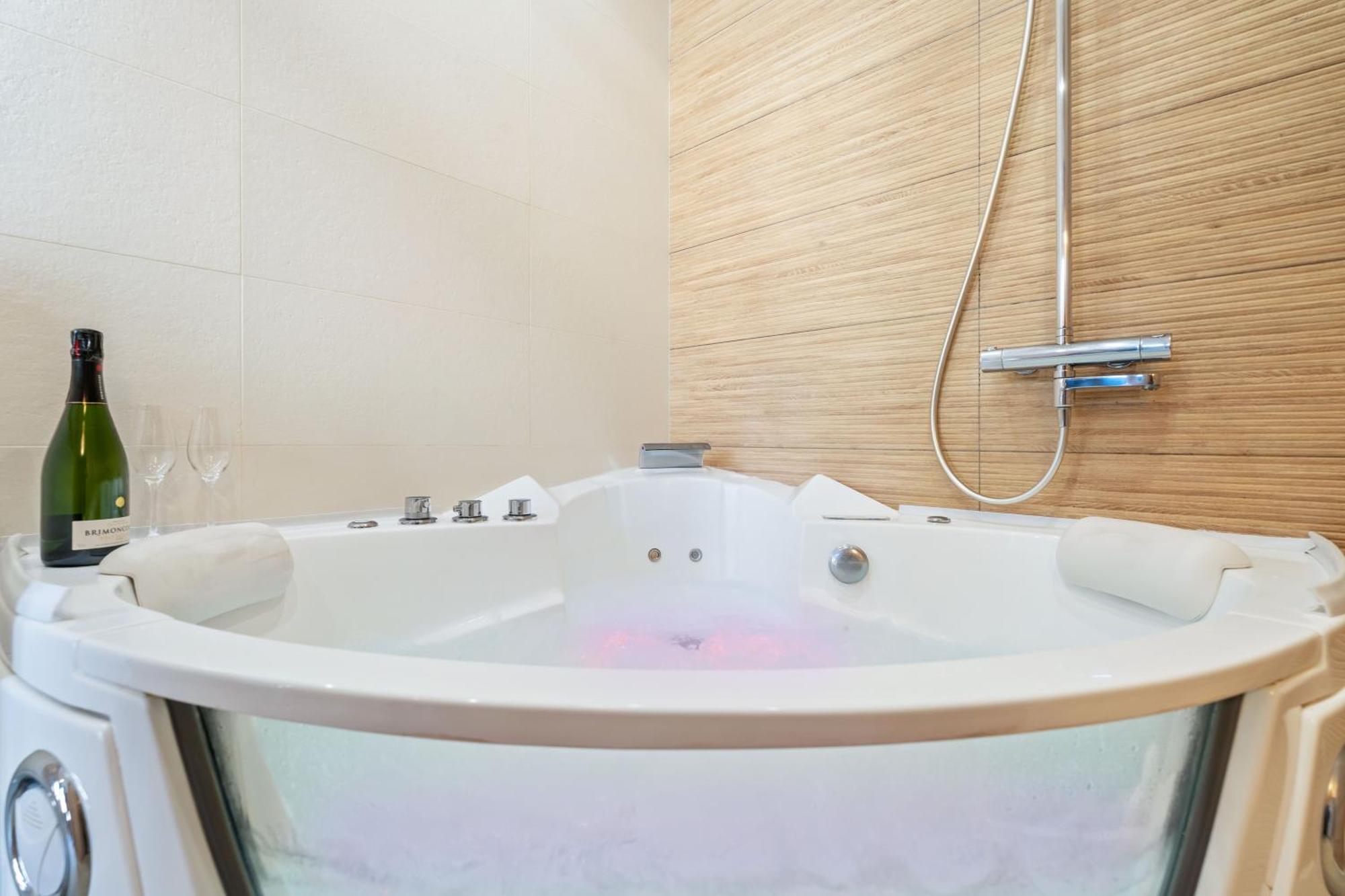 Nice Renting - Love Room Massena - Luxe Room - Jacuzzi - Terrace - King Bed - Ac Kültér fotó